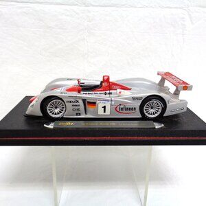 Maisto Infineon Audi R8 Le Mans Sieger Die Cast Model Car 1:18 on Stand